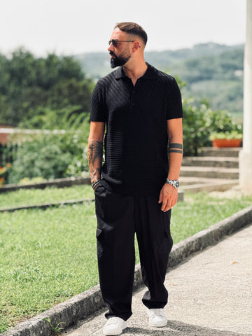 Outfit polo nera/stromboli cargo