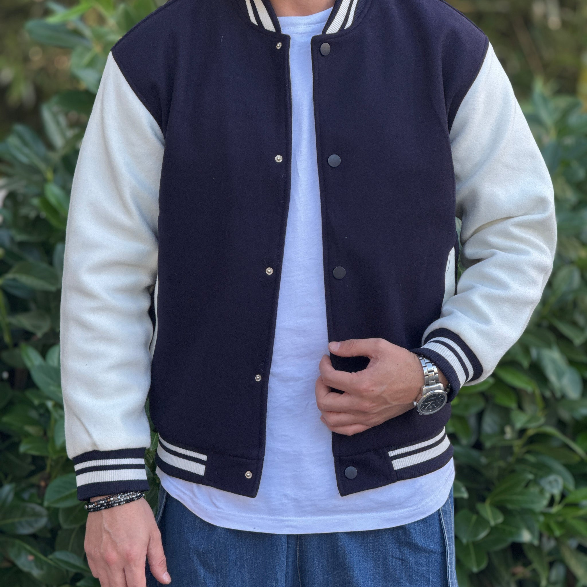 College Over blu con maniche bianche