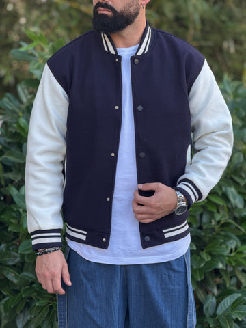 College Over blu con maniche bianche