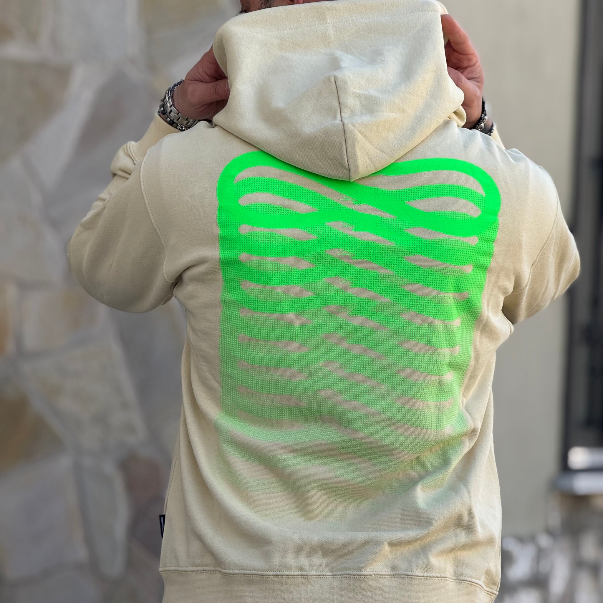 FELPA PROPAGANDA BEIGE CON LOGO FLUO