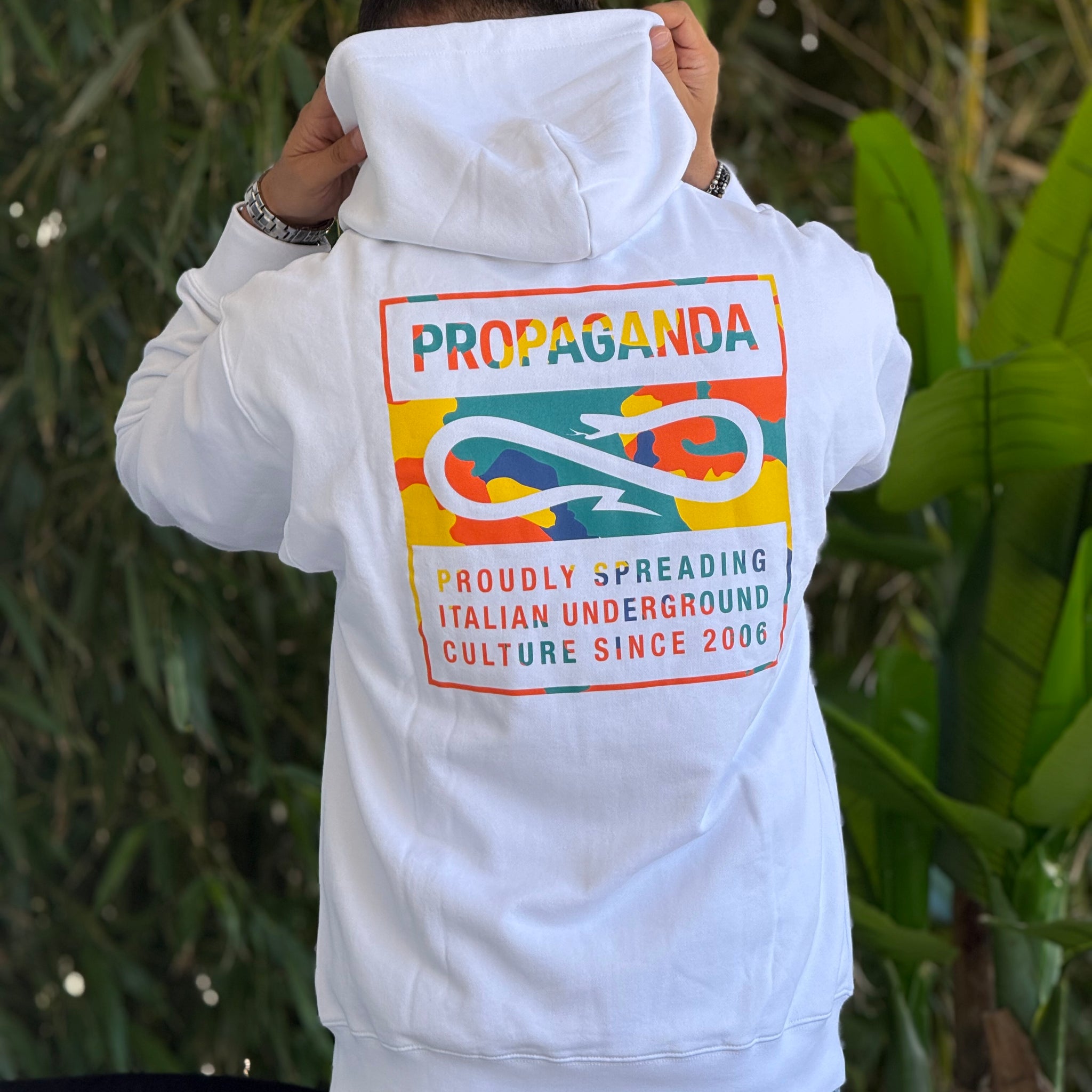 Felpa oversize propaganda con zip bianca