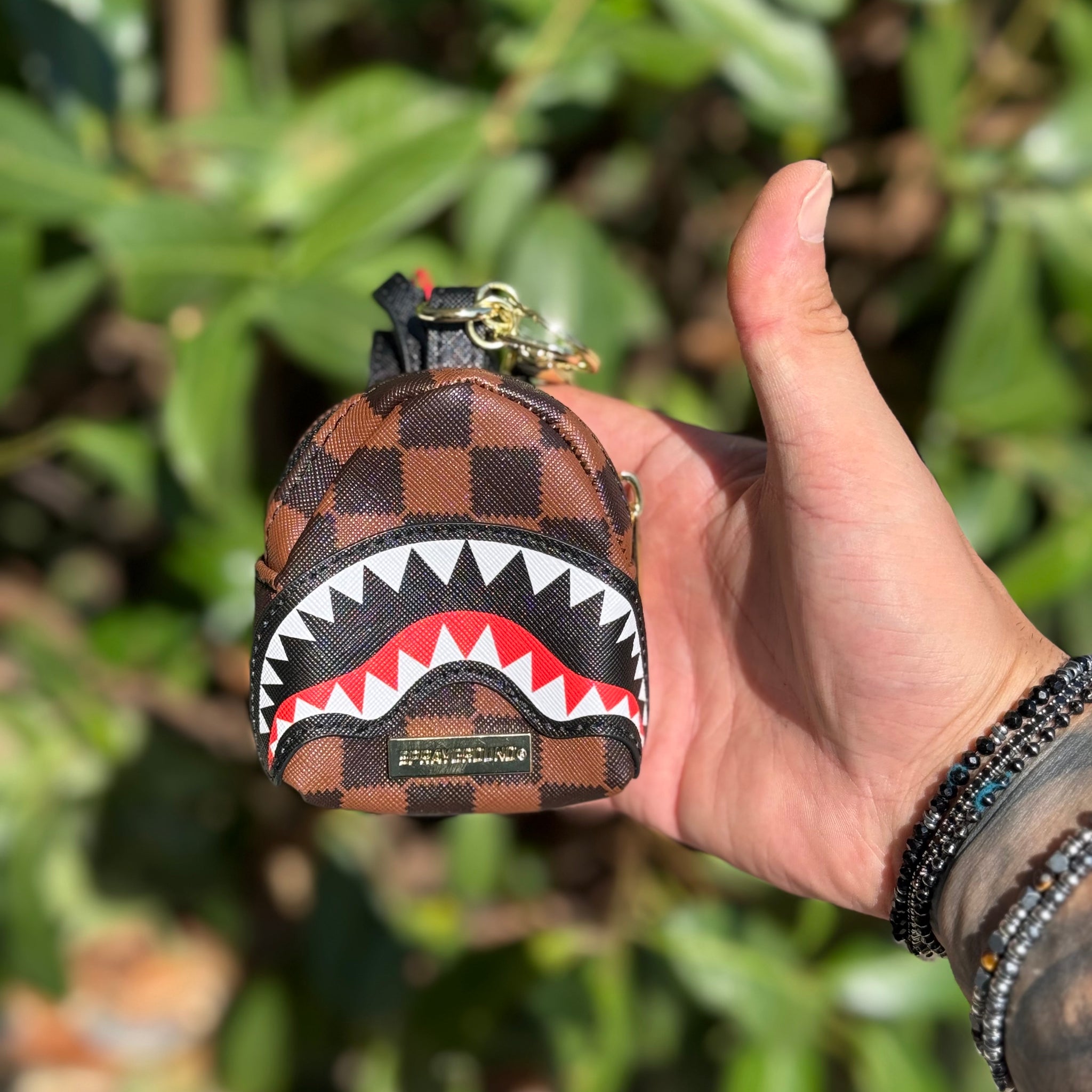 sprayground keychain sawtooth sharks in paris keychain 910k8005nsz marrone