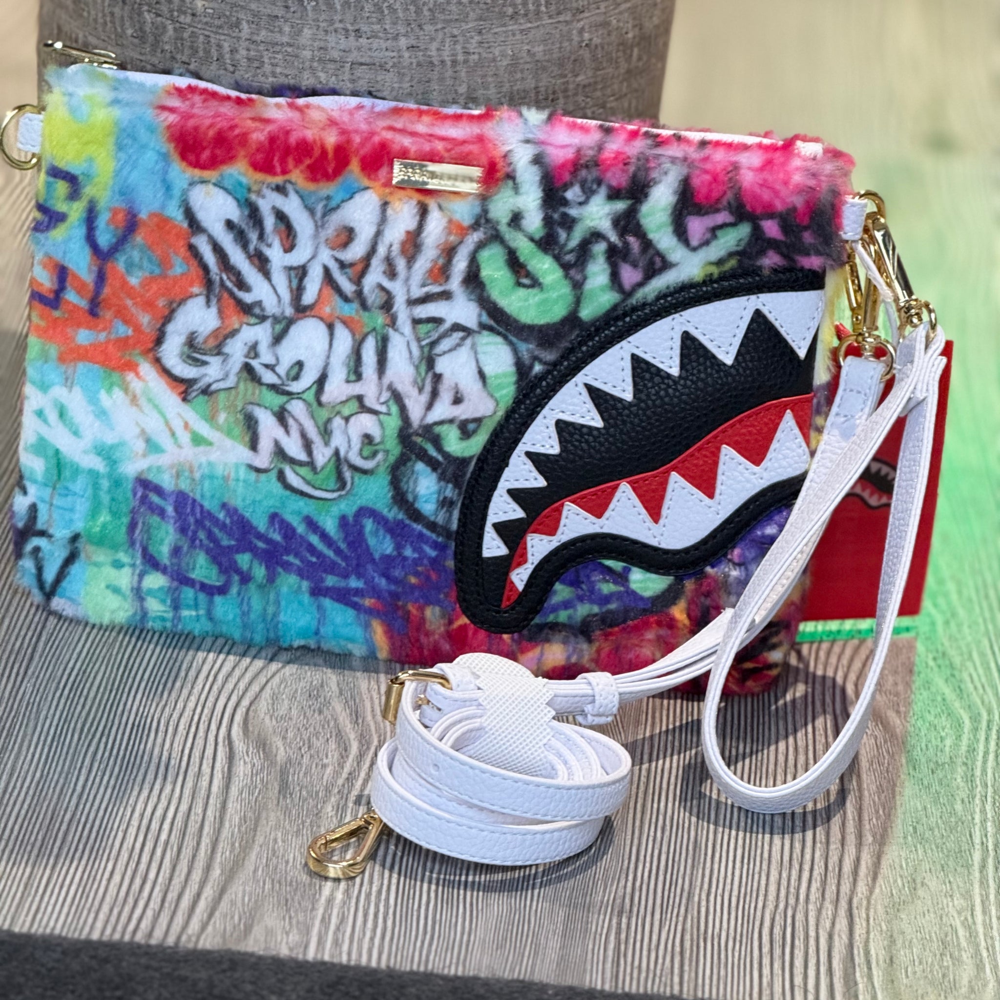 pochette sottile peluche sprayground