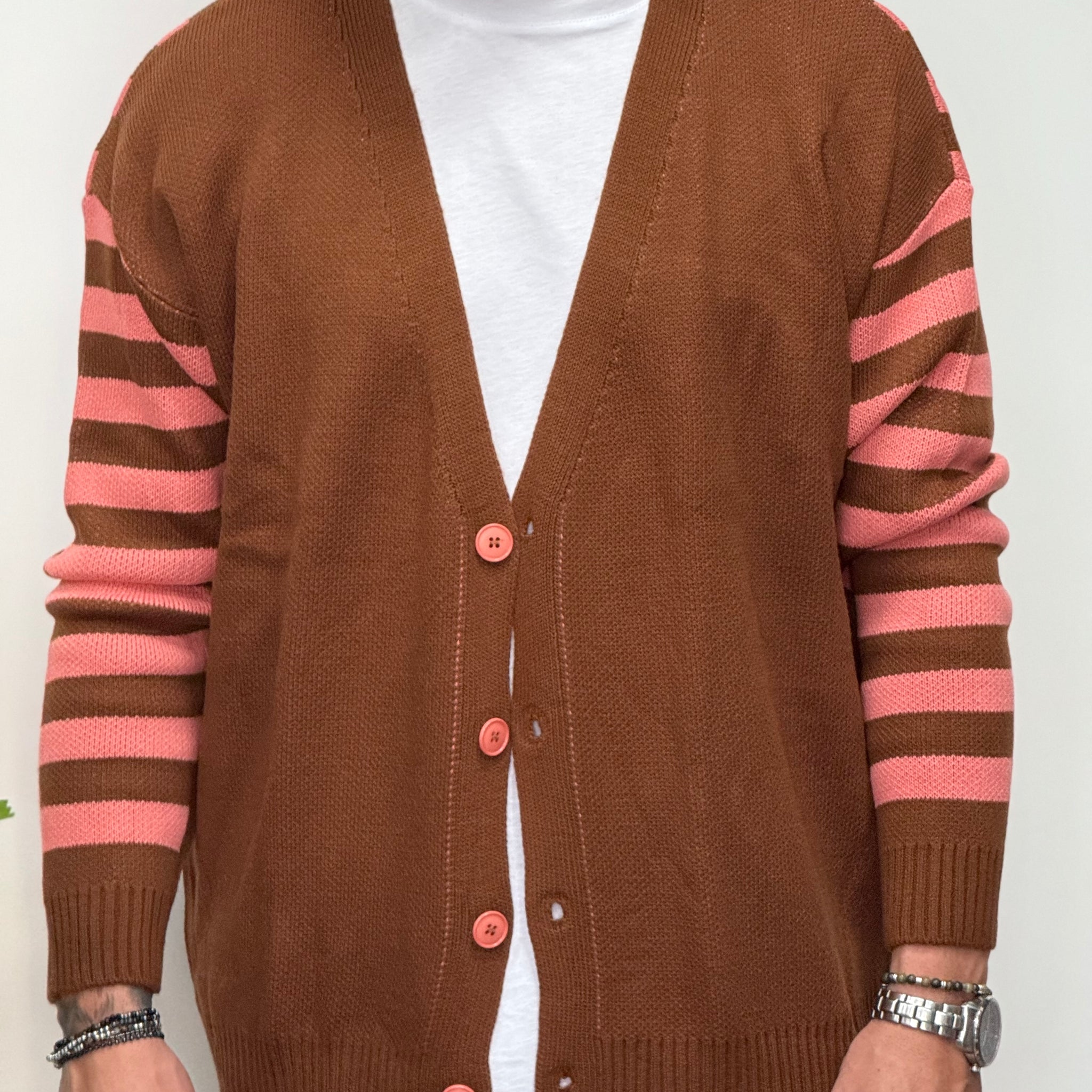 Cardigan oversize ruggine fasciato in pesca New Job Brand