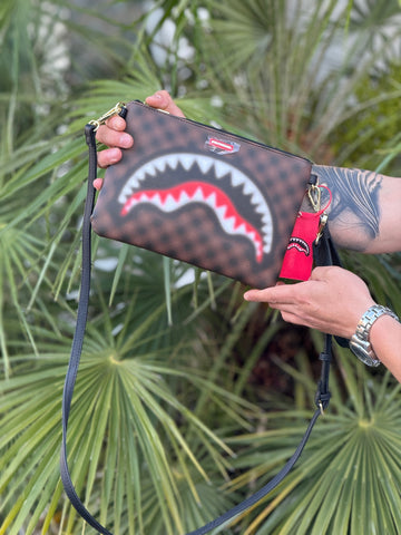Pochette sprayground effetto sfocato sharks
